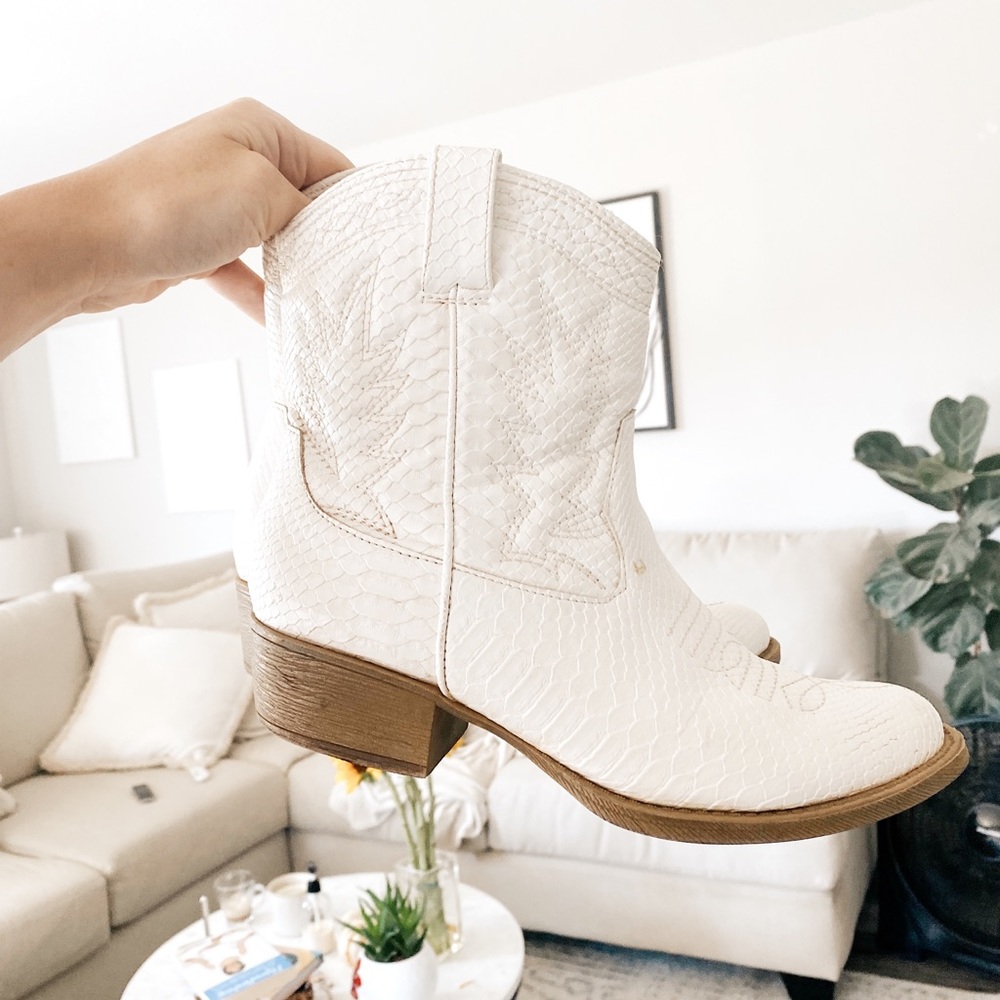 Short cowboy boots size 7 US